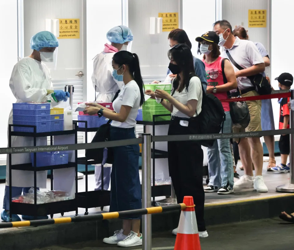 所有入境旅客都須在機場完成唾液PCR採檢。記者黃仲明／攝影
