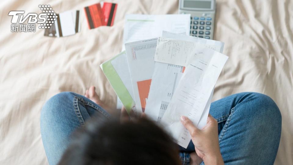 女子日前收到信用卡帳單發現自己被盜刷了10幾萬。（示意圖／shutterstock 達志影像）