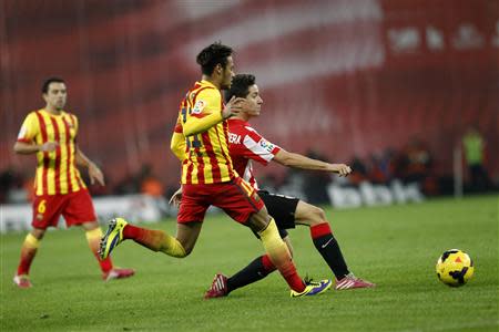 Barcelona's Neymar (2nd L) challenges Athletic Bilbao's Ander Herrera during their Spanish first division soccer match at San Mames stadium in Bilbao December 1, 2013. REUTERS/Joseba Etxaburu