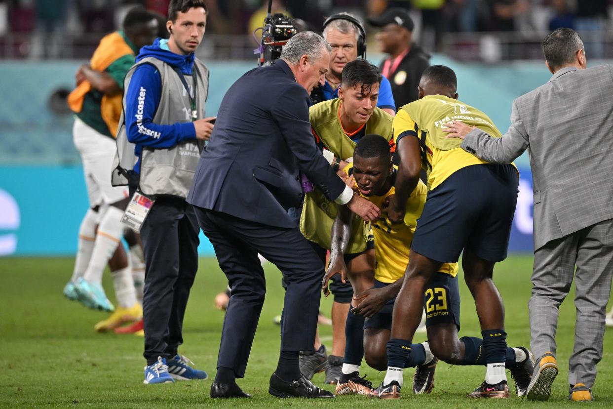 Moisés Caicedo rompió en llanto tras la eliminación de Ecuador en Qatar 2022. EL jugador anotó un tanto en el partido pero eso no bastó. Las lagrimas son desgarradoras (Foto: NELSON ALMEIDA/AFP via Getty Images)