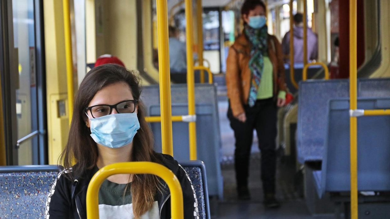 Fahrgäste einer Kölner Stadtbahn tragen Schutzmasken.