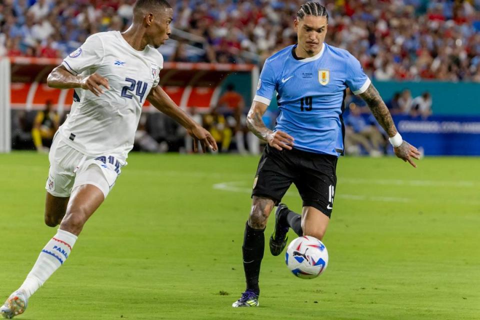 El delantero de Uruguay Darwin Núñez (der.) conduce la pelota ante la marca de Edgardo Fariña, de Panamá, en el partido de la Copa América celebrado el 23 de junio de 2024 en el Hard Rock Stadium en Miami Garden, Florida.