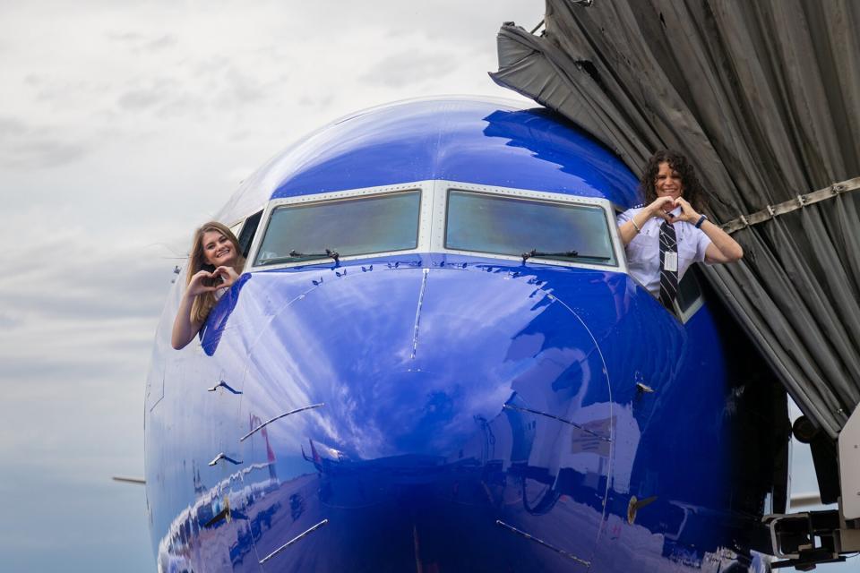 Holly and Keely Petitt making Southwest history on Flight #3658 from Denver to St. Louis