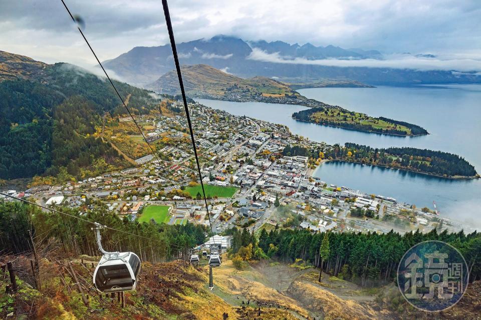 搭乘著名的Skyline空中纜車眺望小鎮湖光山色，已成為造訪紐西蘭皇后鎮不可錯過的體驗。