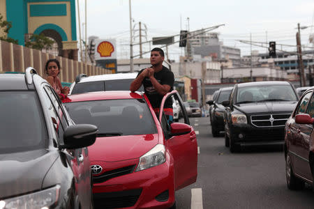 People line up to buy gasoline at a gas station after the area was hit by Hurricane Maria, in San Juan, Puerto Rico September 22, 2017. REUTERS/Alvin Baez