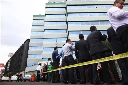 Workers evacuate a government building after a 6.8 magnitude earthquake in Mexico City May 8, 2014. (REUTERS/Edgard Garrido)