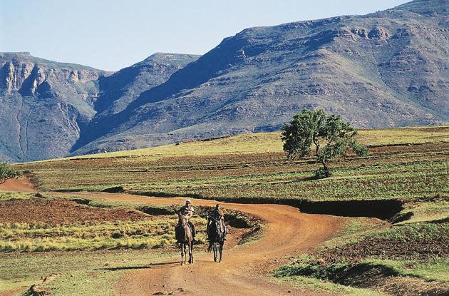 <p>A maioria das casas depende da agricultura de subsistência para viver, e o desemprego caiu de 27,3% em 1999 para os níveis atuais. O país é economicamente integrado à África do Sul, que o rodeia por completo.</p>