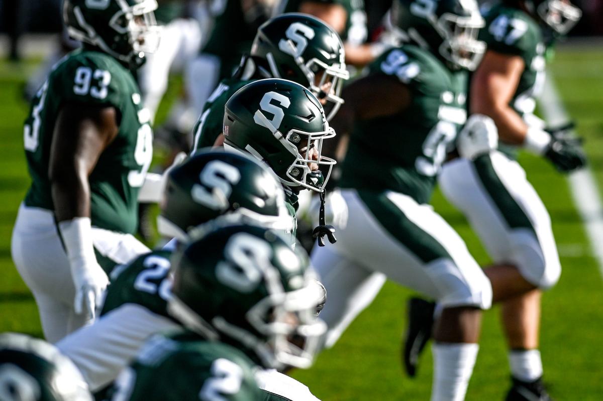 Michigan State Universitys fotbollslag har utökat ett erbjudande till den trestjärniga hörnbacken Vanzale Hinton, som för närvarande är engagerad i Vanderbilt.