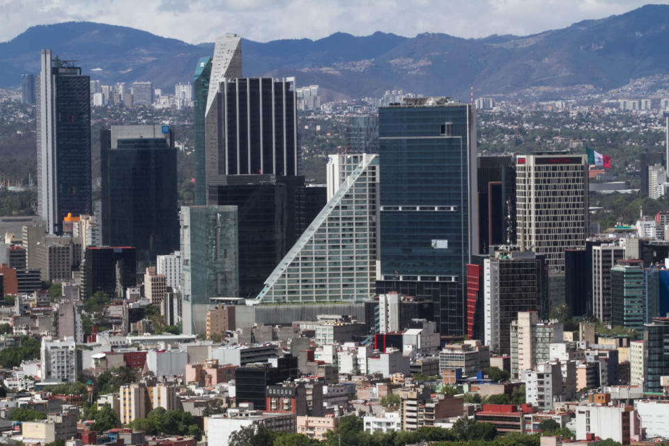 <p>CIUDAD DE MÉXICO, 10MARZO2016.- Continúan las fuertes ráfagas de viento en la capital que ha provocado la caída de centenares de árboles, con saldo de autos y bardas dañadas. Los fuertes vientos han limpiado el cielo de la ciudad, con un clima variante, que va del sol a la lluvia, todo esto debido a la entrada del frente frío no. 44.<br>FOTO: MOISÉS PABLO /CUARTOSCURO.COM<br><br></p>