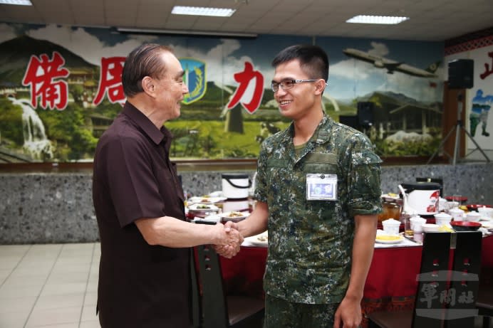 國防部長馮世寬9日偕同花防部官兵會餐，逐一與他們寒暄。（軍聞社記者李一豪攝）