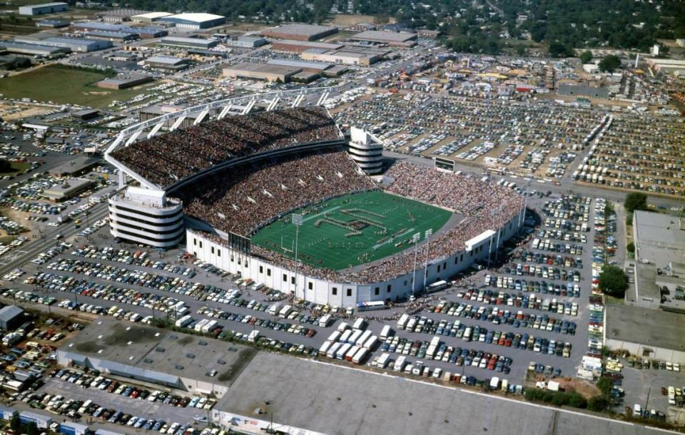 An aerial view of the 1976 game between USC and Notre Dame at Williams-Brice Stadium. Only the stadium’s west side had an upper deck at the time.