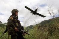 Foto de archivo. Un avión Turbo Thrush fumiga cultivos de hoja de coca con glifosato en zona rural de Tarazá, en el departamento de Antioquia