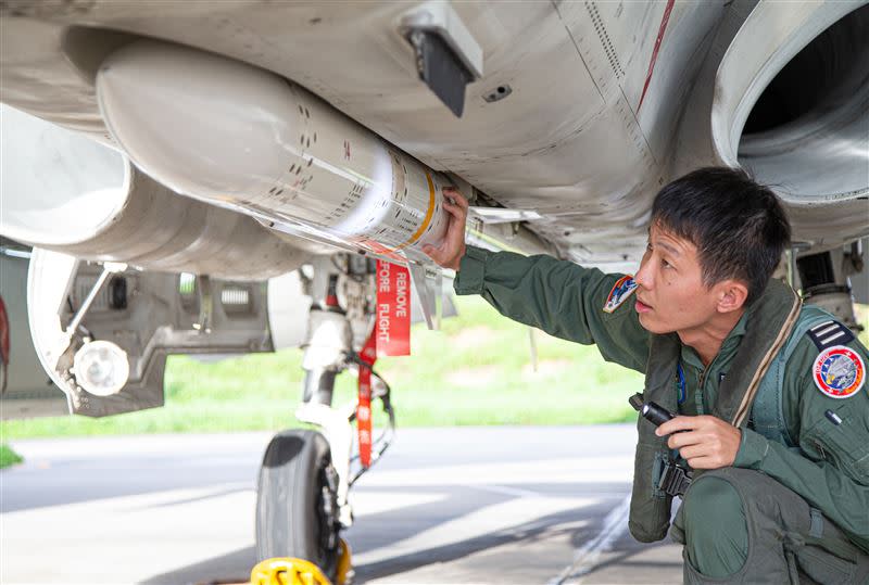 飛行員檢查機況（圖／軍聞社提供）