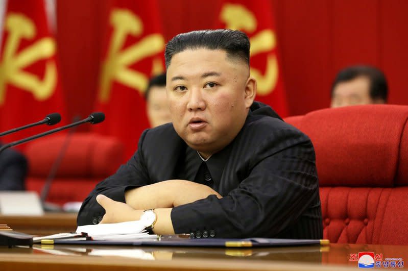 最近露臉的北韓領導人金正恩，臉型比以往消瘦許多。   圖 : 番社自朝中社