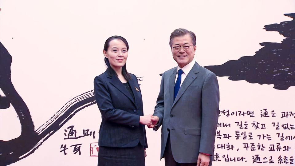 Diplomatie zwischen Feinden: Kim Yo-jong schüttelt dem südkoreanischen Präsidenten Moon Jae-in während der Olympischen Winterspiele 2018 in Pjoengchang die Hand. (Bild: ZDF / Hikari)