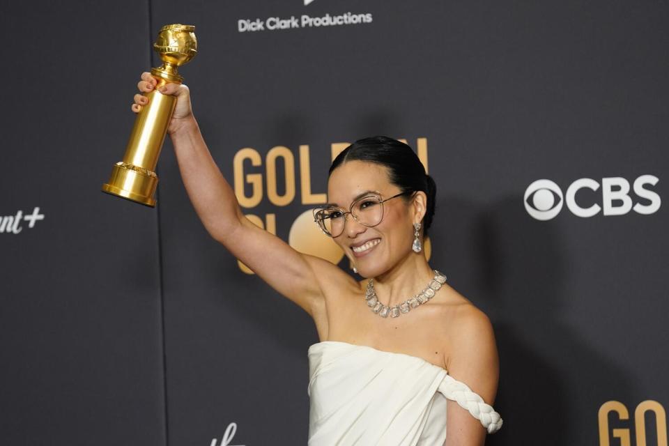 Ali Wong posa en la sala de prensa con el premio