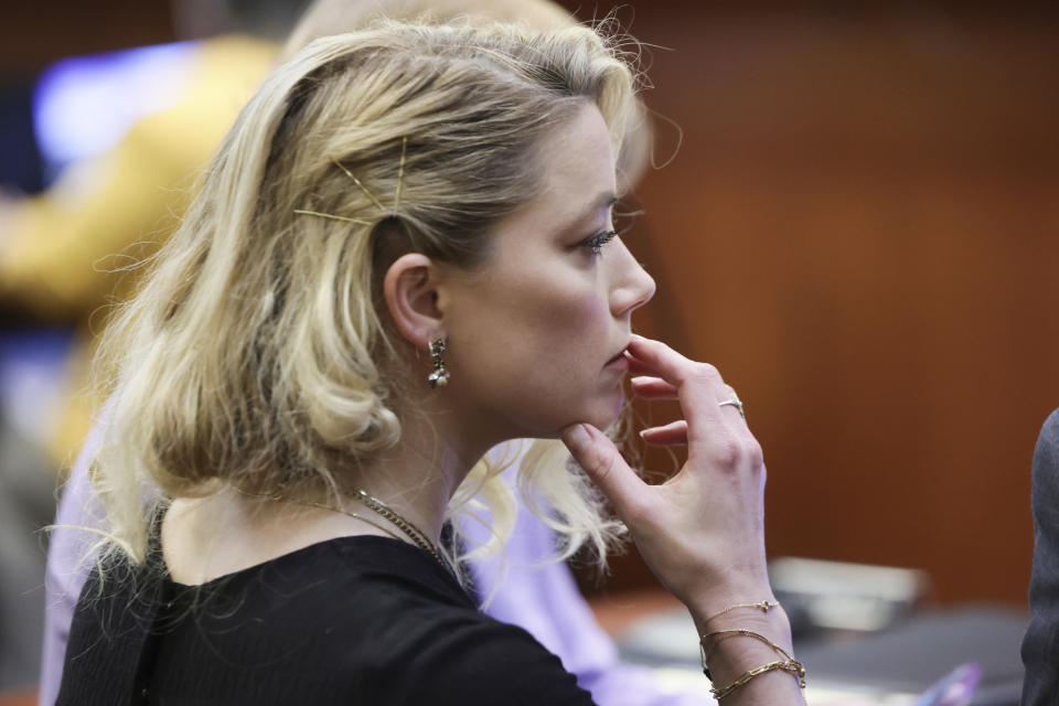 La actriz Amber Heard espera antes de la lectura del veredicto de su juicio contra Johhny Depp en la Corte de Circuito del Condado de Fairfax en Fairfax, Virginia, el 1 de junio de 2022. Activistas y expertos temen que el veredicto que otorgó 10 millones de dólares a Depp tenga un efecto adverso en las mujeres que denuncian abusos. (Evelyn Hockstein/Pool via AP)
