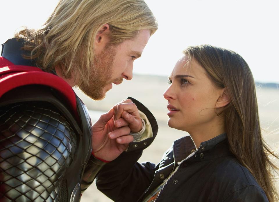 Auch auf der Leinwand fand Natalie Portman wieder eine große Liebe - und die des Publikums: Im Marvel-Superhelden-Film "Thor" (2011) spielte sie die Wissenschaftlerin Jane Foster, in die sich der titelgebende Donnergott (Chris Hemsworth) verliebt. (Bild: SRF)