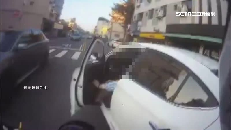 台南夏林路上一名機車騎士與轎車駕駛在路中央爆發口角。（圖／翻攝自爆料公社）