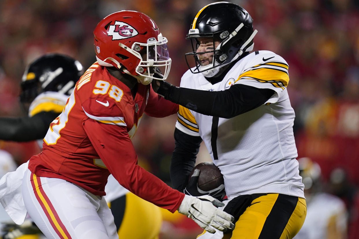 Pittsburgh Steelers quarterback Ben Roethlisberger (7) is sacked by Kansas City Chiefs defensive end Tershawn Wharton (98). (AP Photo/Ed Zurga)