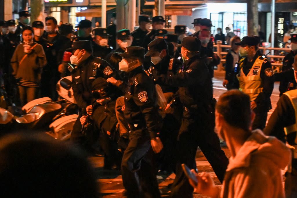 CHINA-HEALTH-VIRUS-PROTEST-POLICE