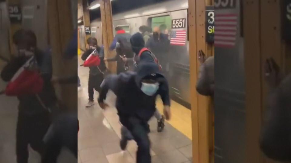 美國紐約地鐵發生槍擊事件，民眾驚慌逃出車廂。（AFP）