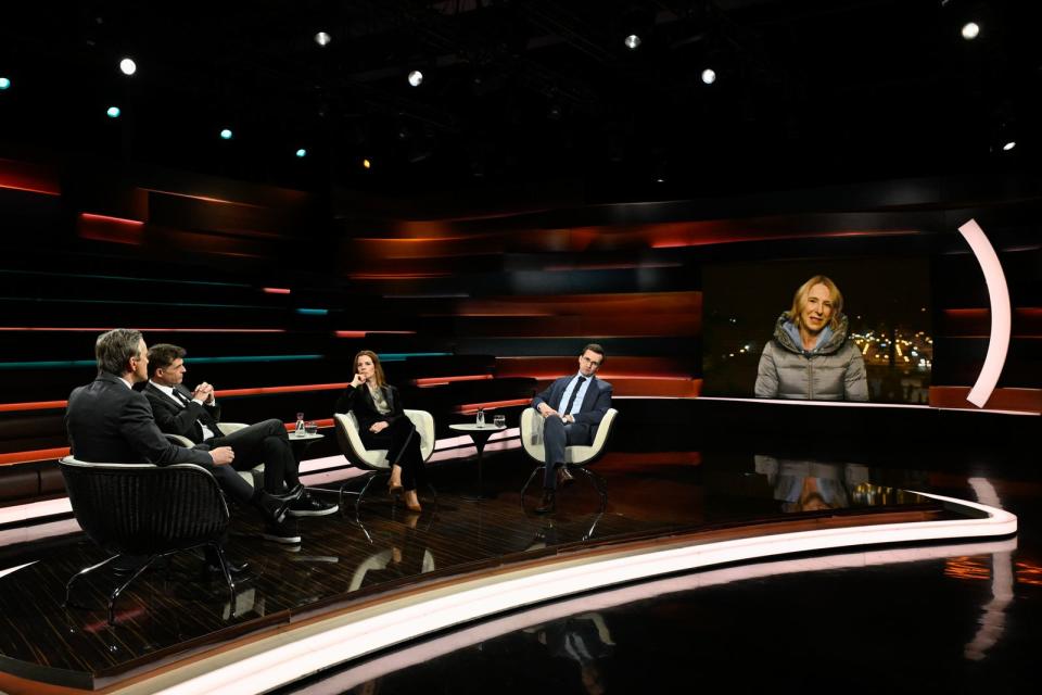 Markus Lanz (links) diskutierte am Dienstagabend mit (von links) CDU-Politiker Mike Mohring, Militärexpertin Florence Gaub, Journalist Martin Machowecz und ZDF-Ukraine-Korrespondentin Katrin Eigendorf. (Bild: ZDF / Markus Hertrich)