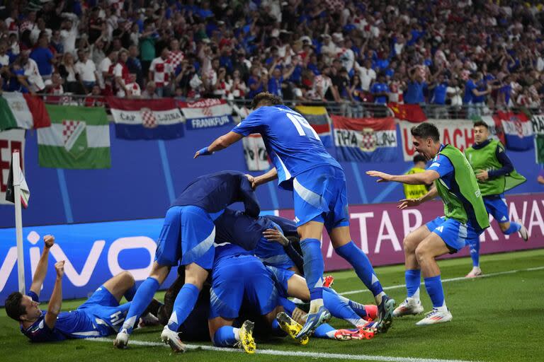 Italia igualó con Croacia con un gol a los 98 minutos y avanzó a octavos de final