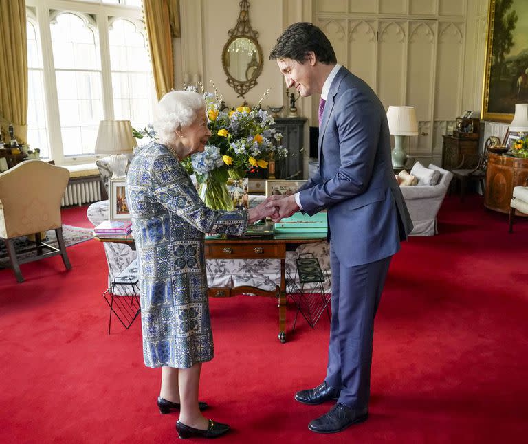 La reina Isabel II recibe al primer ministro de Canadá, Justin Trudeau, en el primer acto presencial de la monarca tras pasar el covid-19, en Windsor