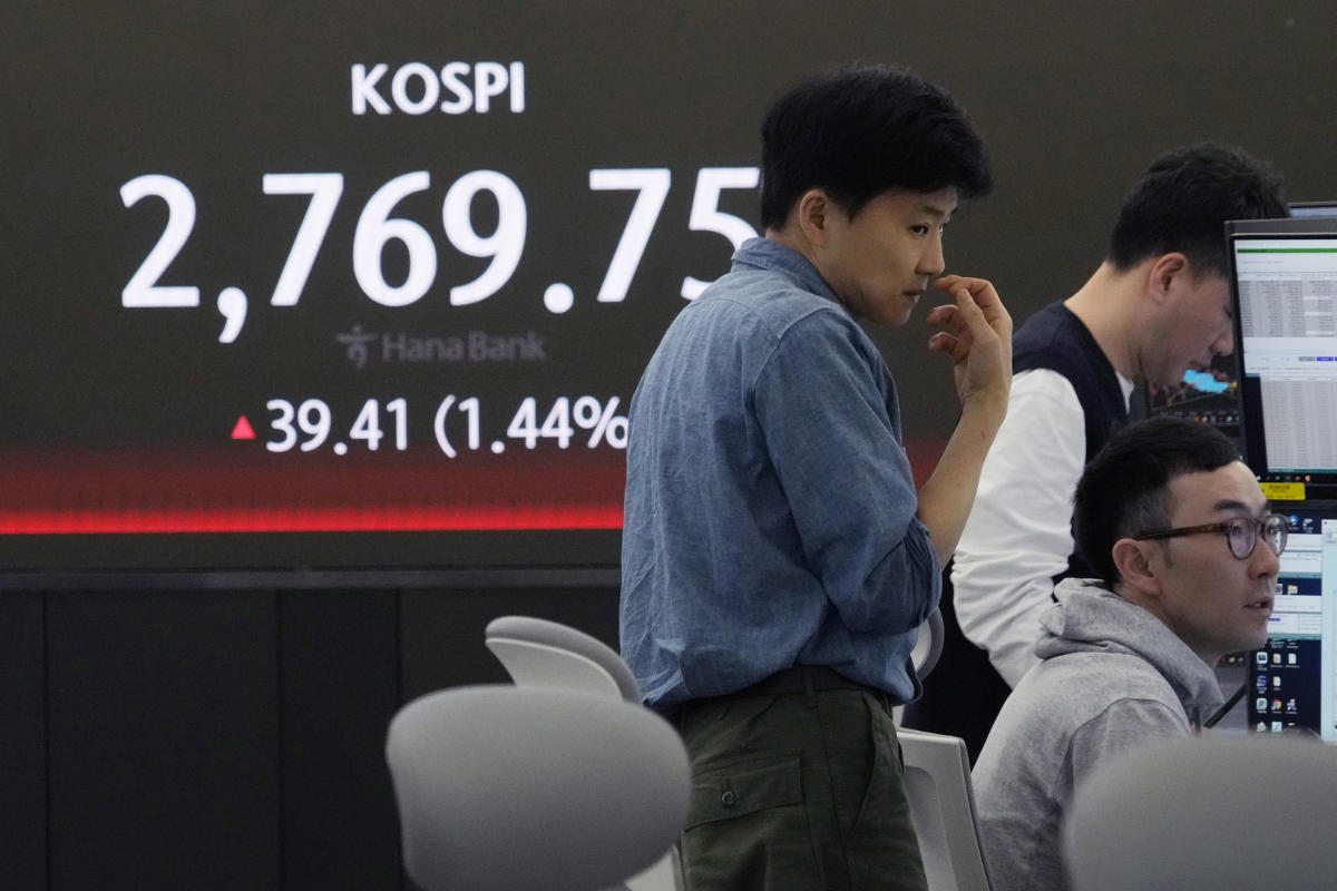 Saham Asia menguat setelah kembali mencetak rekor di Wall Street