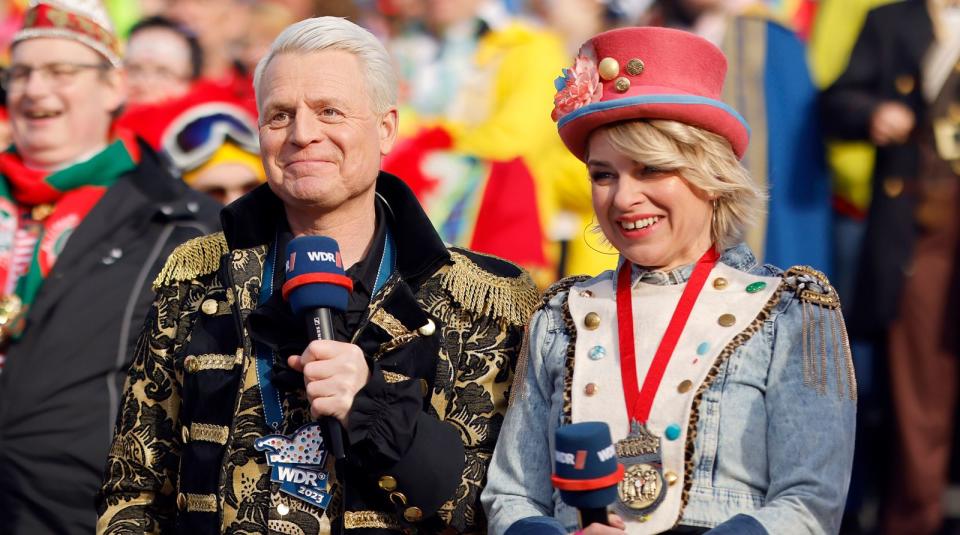 "Wir Zwei mögen uns - das ist die beste Voraussetzung für eine erfolgreiche Doppelmoderation": Ersmtals moderiert Sabine Heinrich an der Seite von Guido Cantz den Kölner Rosenmontagszug im WDR-Fernsehen.  (Bild: WDR/IMAGO/Political-Moments)