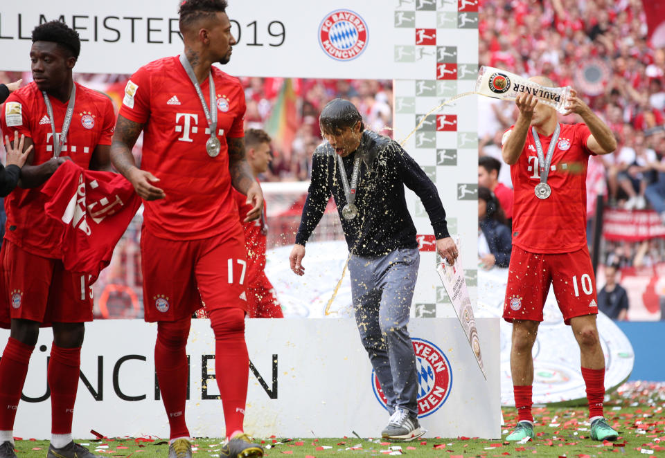 Trainer Niko Kovac wurde das Opfer der ersten Bierdusche.