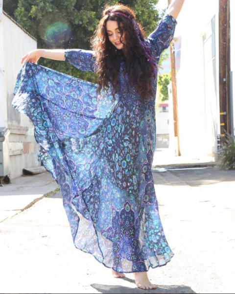Entre voyages, inspiration beauté et déco, Vanessa Hudgens a totalement adopté le mode de vie hippie chic, comme en témoigne son compte Instagram et ce look en robe légère, headband à plumes dans les cheveux.