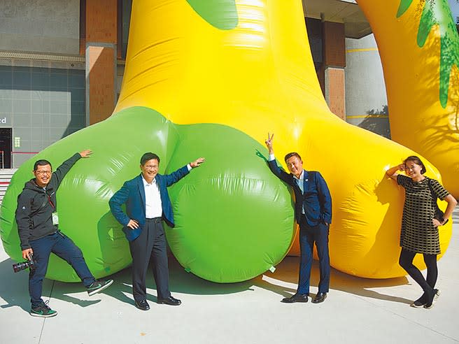 交通部長林佳龍（左二）在新竹市長林智堅（左三）帶領下，參訪2020台灣設計展。（邱立雅攝）