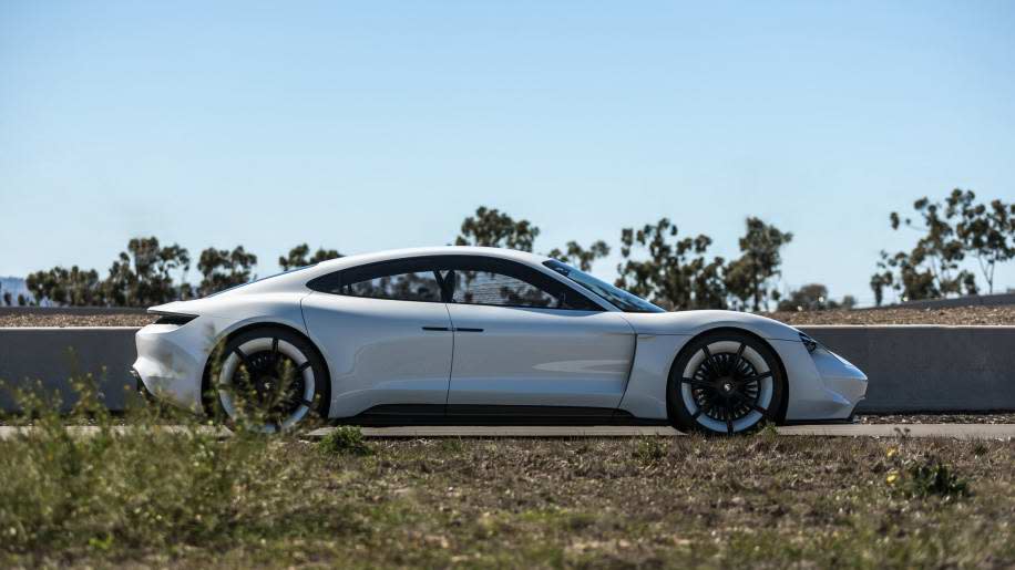 日前Porsche首席財務官Lutz Meschke透露，未來將推出性能更高的Taycan，據傳可能叫做「Taycan Turbo S」，售價將高達230,000美元