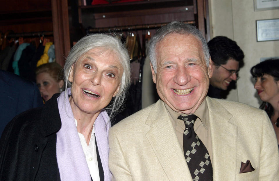 Anne Bancroft y Mel Brooks, productores durante la fiesta de la noche de apertura del Off-Broadway Play Squeeze Box en The West Bank Cafe en la ciudad de Nueva York, Nueva York, Estados Unidos. (Foto de Bruce Glikas/FilmMagic)