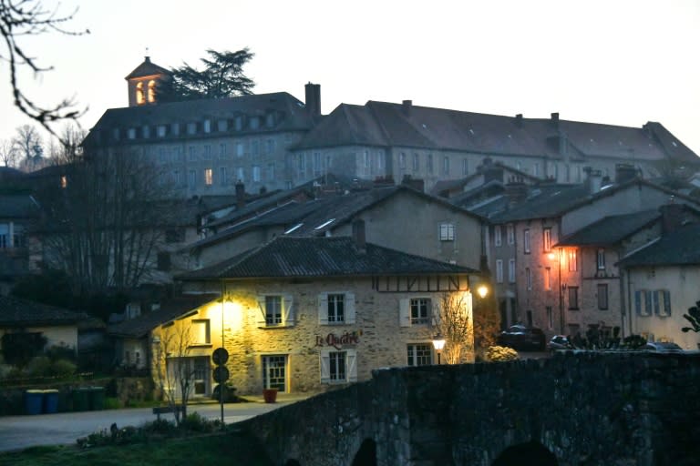 Le village de Solignac, en Haute-Vienne, avec son abbaye en arrière-plan, le 21 mars 2024 (PASCAL LACHENAUD)