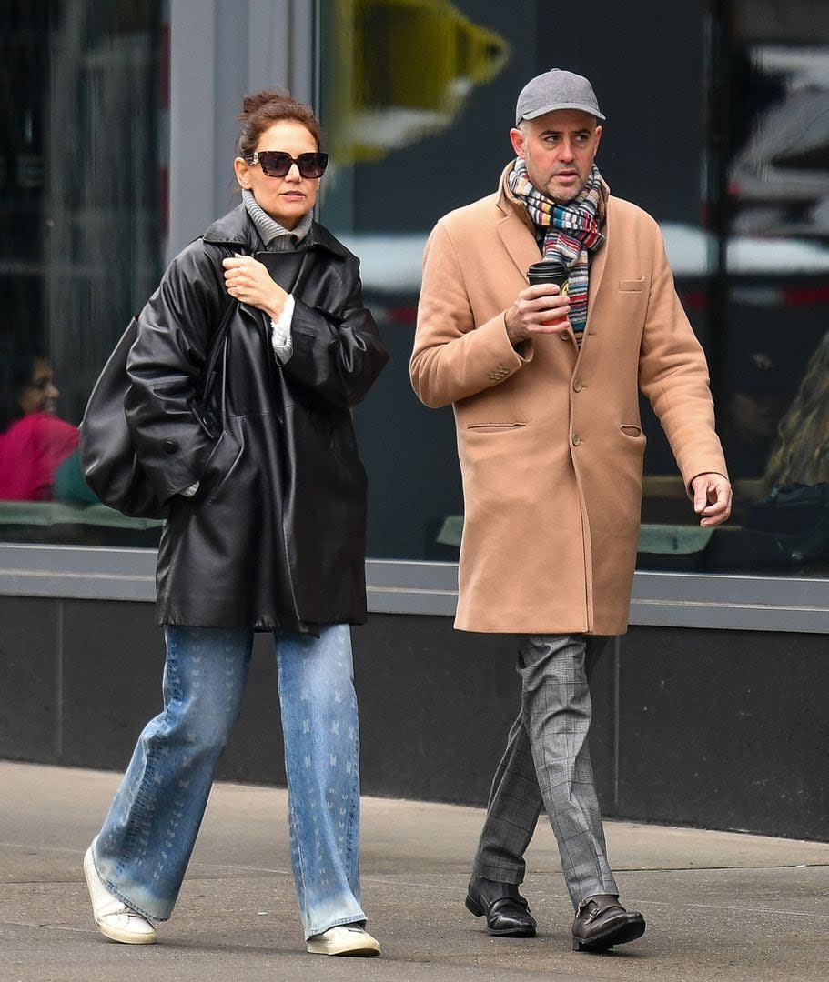 Es habitual ver a Katie Holmes caminando por las calles de Nueva York, aquí fotografiada junto a un amigo. La actriz, de 45 años, es la reina de la ropa casual con un blazer de cuero oversize negro sobre un suéter gris combinado con jeans gastados y zapatillas deportivas blancas