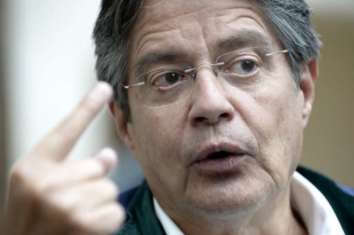 El candidato de derecha a la presidencia de Ecuador Guillermo Lasso criticó el miércoles a los gobiernos de Colombia y Chile por su "silencio cómplice" frente a Venezuela, donde la justicia avaló que Hugo Chávez siguiera como mandatario pese a no jurar el cargo el pasado 10 de enero. (AFP | Rodrigo Buendia)