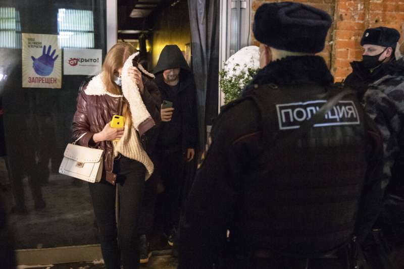 莫斯科一處酒吧違反了夜間11時打烊的禁令，遭到警方派員突擊檢查。（美聯社）