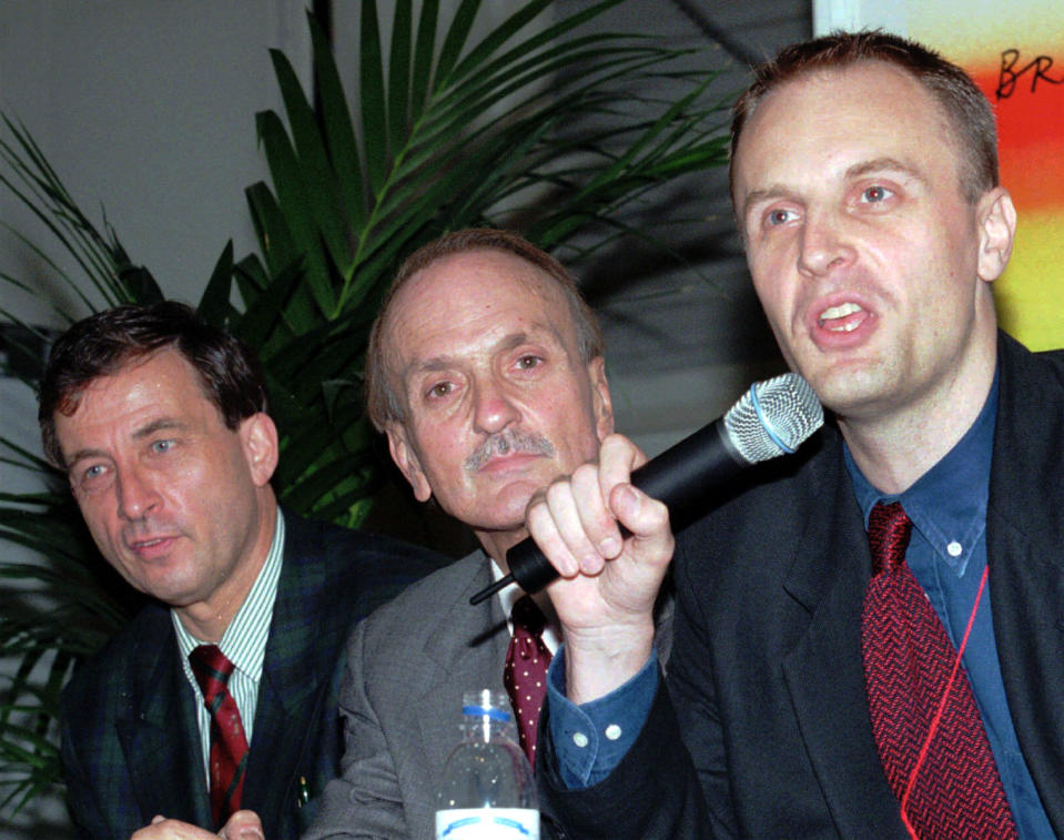 From right: Richard Horton, editor of the medical journal "The Lancet" of U.K., Warren H. Lindner, U.S.A., Senior Advisor to the Chairman and Bernard Hirschel, Swiss Chairman address the press after the end of the 12th World AIDS Conference at Geneva, Switzerland on Friday, July 3,1998.(AP Photo/Donald Stampfli)