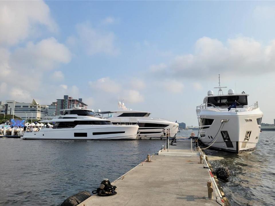 嘉鴻遊艇集團6日傍晚在高雄港灣的亞灣遊艇碼頭，自辦遊艇發表會（Open House），展售4艘共10億台幣的豪華遊艇。圖／顏瑞田