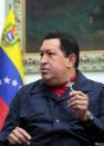 El presidente venezolano, Hugo Chávez, anunció este sábado que necesitará someterse a una nueva cirugía en Cuba tras la reaparición de "algunas células malignas" en la misma zona donde le fue detectado un cáncer en 2011, a la vez que designó al vicepresidente Nicolás Maduro como su eventual sucesor. (AFP | presidencia)