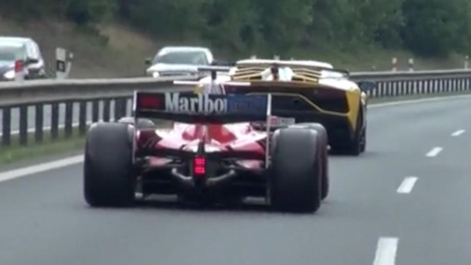 這輛F1跟其他超跑在高速公路上奔馳，其低趴的樣貌讓其他超跑看起來似乎有點太高。（圖片來源/ 翻攝自IDNESTV）