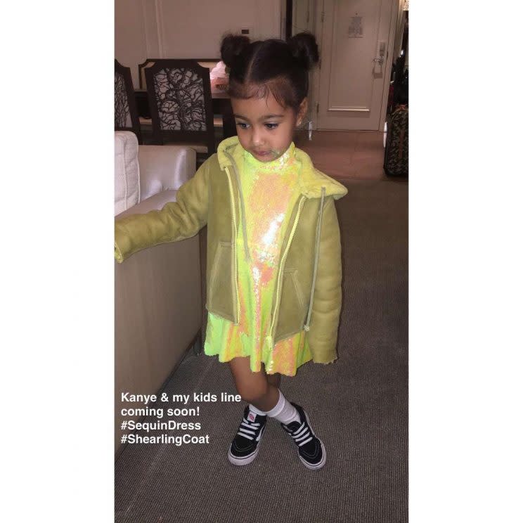 Nori modelando la nueva línea infantil de Kim y Kanye. KimKSnapchats