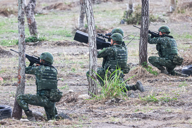 陸軍春節強化戰備  以干擾槍阻斷敵方無人機 國軍31日在陸軍台東地區指揮部舉行113年春節加強 戰備操演，模擬敵軍使用無人機進行滲透，國軍出動 干擾槍阻斷無人機訊號。 中央社記者鄭清元攝  113年1月31日