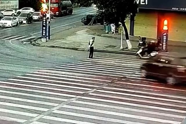 Police officer dodges out-of-control minibus at the last second in southern China