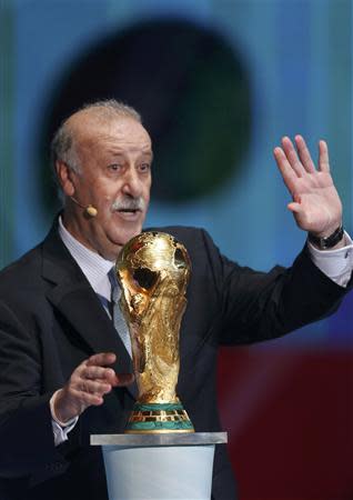 Spain's coach Vicente del Bosque waves his hand during the draw for the 2014 World Cup at the Costa do Sauipe resort in Sao Joao da Mata, Bahia state, December 6, 2013. REUTERS/Paulo Whitaker