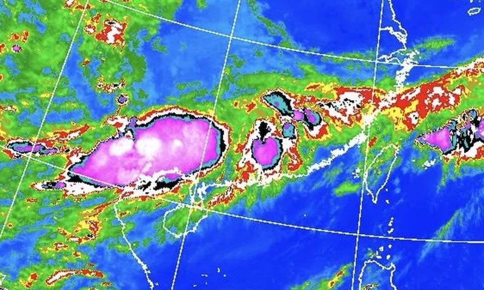 鄭明典今po出一張圖，這種長軸超過500公里的強對流系統，「是一種降雨效率高，生命期長的致災性降雨系統！」（翻攝自鄭明典臉書）