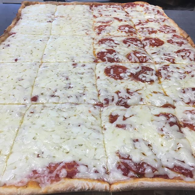 19) Square pizza